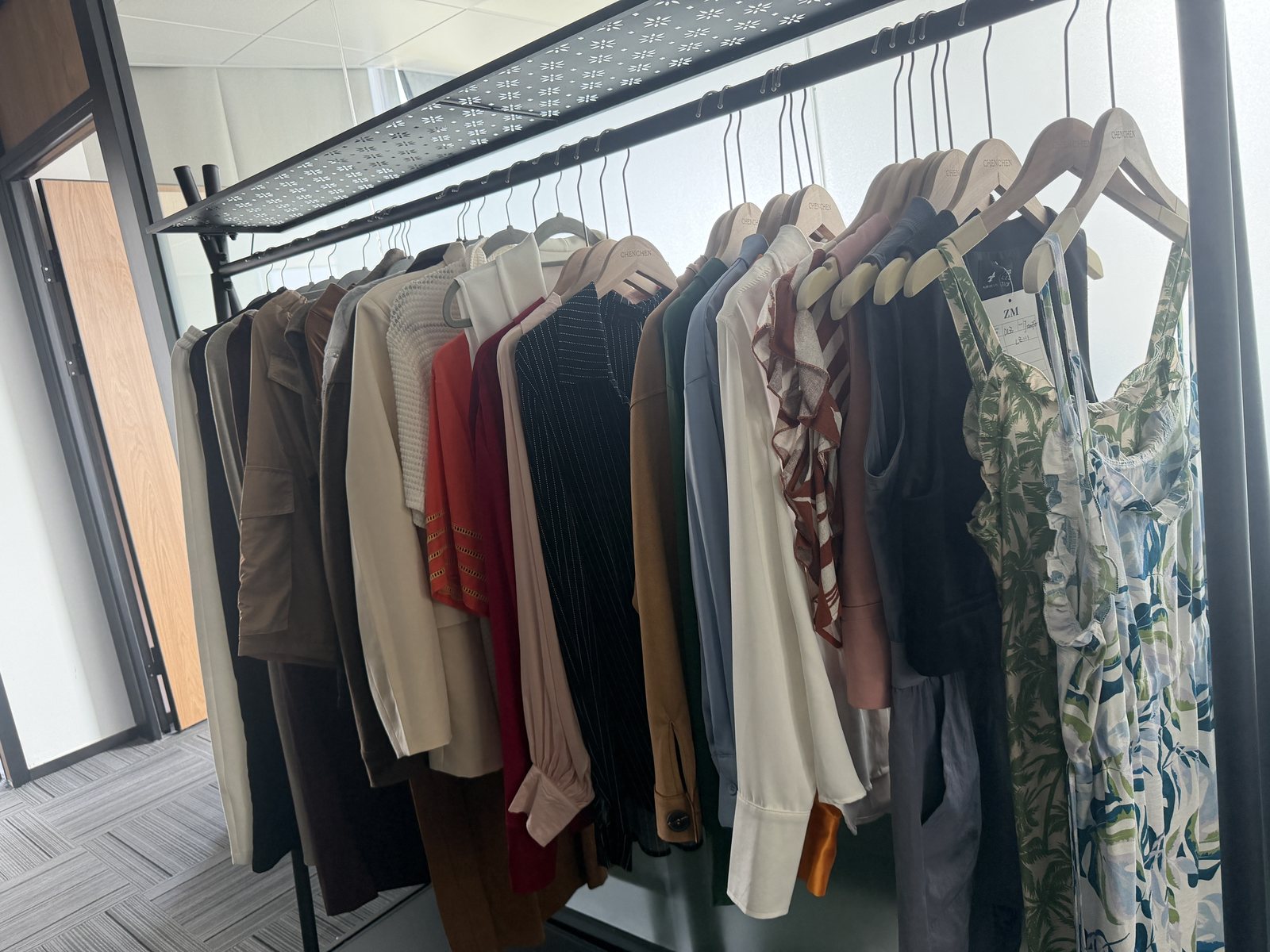 Showroom sample rail